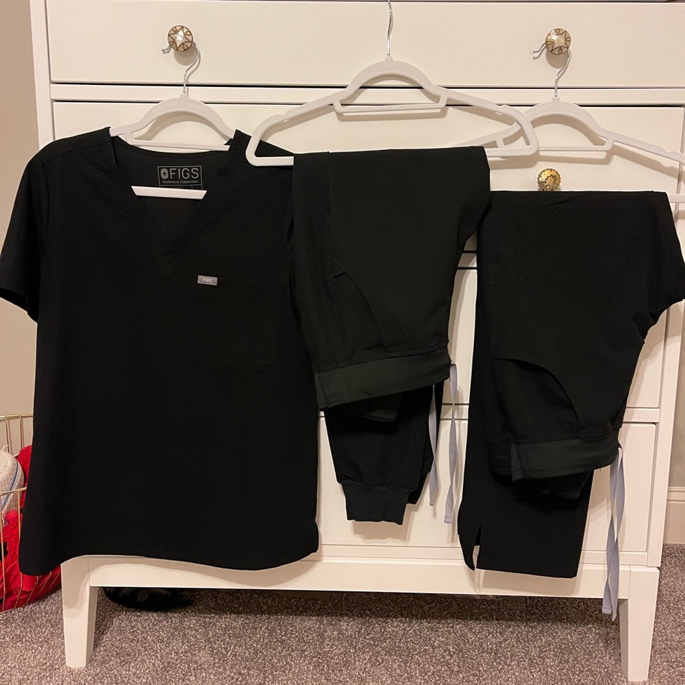 FIGS Black Scrub Set
